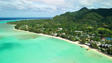 Drone-Volando-Sobre-La-Laguna-Muri-En-Rarotonga,-Islas-Cook