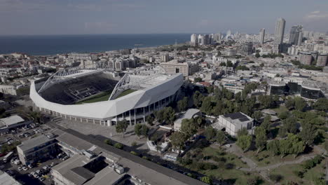 Rohdatei-–-Enthüllung-Der-Skyline-Von-Tel-Aviv-Und-Des-Bloomfield-Fußballstadions-Aus-Einer-Drohne.-Das-Stadion-Veranstaltete-Von-Zeit-Zu-Zeit-Musikdarbietungen-Und-Ist-Die-Heimat-Von-Drei-Fußballvereinen