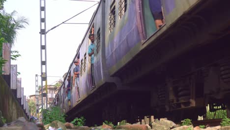 El-Tren-Pasa-Por-El-Centro-De-La-Ciudad