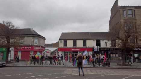 Ein-Fotograf,-Der-Fotos-Von-Pro-Trans-Anhängern-Macht,-Die-In-Rutherglen-Conga-Spielen