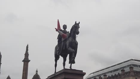 Wide-shot-of-the-statue-of-Queen-Victoria-with-two-cones