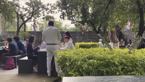 Conversaciones-En-El-Campus,-Timelapse-De-Las-Interacciones-De-Los-Estudiantes-Mexicanos