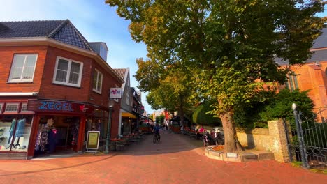 Das-Alte-Historische-Zentrum-Der-Stadt-Den-Burg-Mit-Geschäften-Im-Sommer-Auf-Der-Insel-Texel