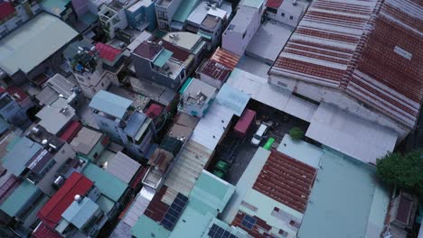 Flug-über-Die-Dächer-Des-Industrie--Und-Wohngebiets-Mit-Hoher-Dichte-In-Ho-Chi-Minh-Stadt,-Vietnam