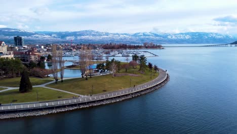 Paseo-Marítimo-Del-Centro-De-Kelowna-En-Un-Hermoso-Día