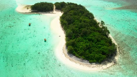 Drone-shot-over-an-island-in-Muri-Lagoon,-Rarotonga-in-the-Cook-Islands