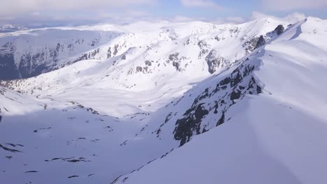 Schroffe,-Schneebedeckte-Hänge-Des-Parang-Gebirges-In-Rumänien-Im-Winter