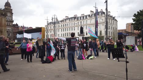 Partidarios-Pro-trans-Cantando-En-George-Square