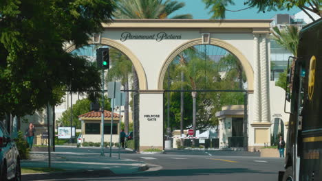Ein-Zeitraffer-Der-Paramount-Pictures-Tore-Auf-Der-Melrose-Avenue-In-Hollywood-Mit-Verkehr-Und-Fußgängern