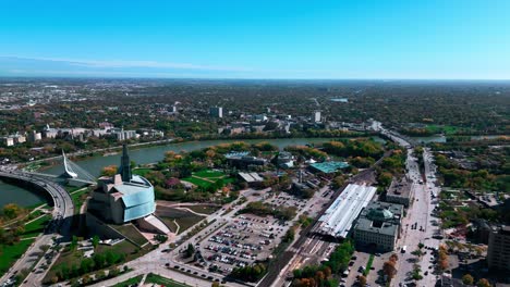 Drohne,-Filmische-Luftaufnahme,-Herbst,-Innenstadt-Von-Winnipeg,-Landschaft,-Himmel,-Horizont-Mit-Via-Rail,-Kanadisches-Museum-Für-Menschenrechte,-Provencher-Bridge,-The-Forks-Market,-Manitoba,-Kanada