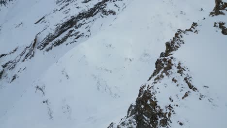 Wunderschöne-Filmische-Luftaufnahmen-Von-Schneebedeckten-Alpinen-Gletschergipfeln
