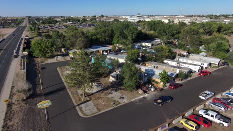 Das-Leben-In-Einem-Wohnwagenpark-Ist-Im-Jahr-2022-In-Einem-Industriegebiet-Von-Greeley,-Colorado-Hart
