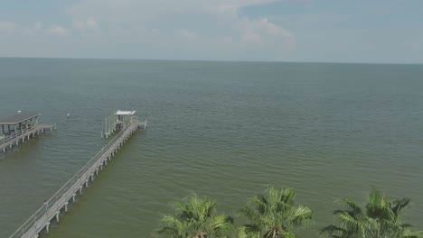 Eine-Luftaufnahme-Des-Leuchtturms-Der-Stadt-Kemah-An-Einem-Sonnigen-Tag-Mit-Weißen-Wolken-In-Kemah,-Texas