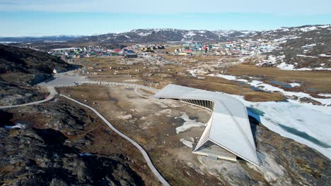 Centro-De-Visitantes-De-Icefjord,-Atracción-Turística-Y-Pueblo-De-Ilulissat-En-La-Costa-De-Groenlandia---Antena