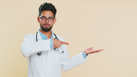 Doctor-Hombre-Mostrando-El-Pulgar-Hacia-Arriba-Y-Apuntando-A-Un-Espacio-En-Blanco-Para-El-Logotipo-De-Promoción-Publicitaria