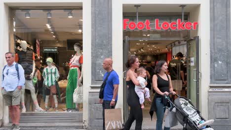 Los-Compradores-Son-Vistos-En-La-Multinacional-Estadounidense-Minorista-De-Ropa-Y-Calzado-Deportivo,-Foot-Locker,-Tienda.