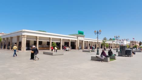 Vibrante-Plaza-Marroquí-Con-Lugareños,-Arquitectura-En-El-Mercado-De-Rabat