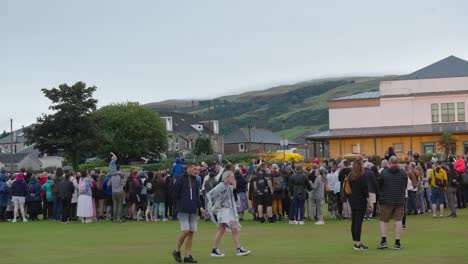 Multitudes-De-Personas-Que-Asisten-Al-Festival-Vikingo-De-Largs-A-Pesar-De-La-Lluvia.