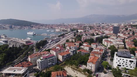 Split,-Croacia:-Belleza-Costera-Con-Yates-De-Lujo-En-El-Puerto-Del-Mar-Adriático