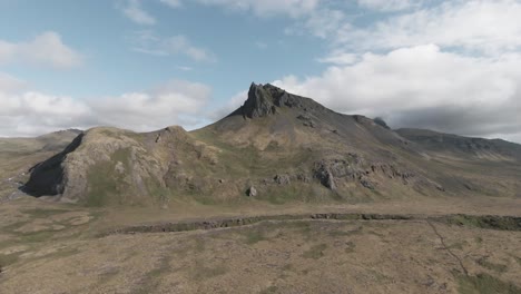 Fliegen-über-Der-Isländischen-Natur,-Wunderschöne-Schroffe-Bergkette