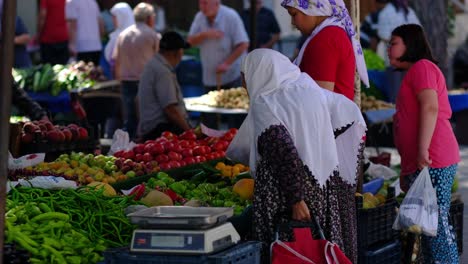 Menschen-Kaufen-Gemüse-Auf-Dem-Marktplatz-In-Birgi