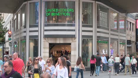 Kunden-Und-Passanten-Laufen-Am-Store-Der-Italienischen-Modemarke-United-Colors-Of-Benetton-In-Spanien-Vorbei