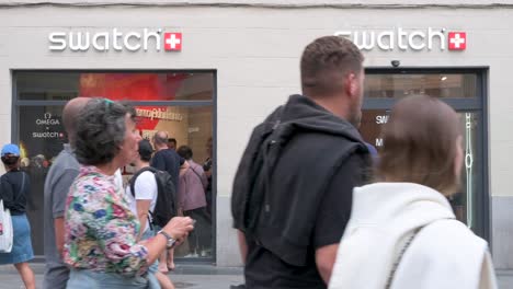 Se-Ven-Peatones-Y-Compradores-En-La-Tienda-De-La-Marca-Swatch-De-La-Multinacional-Relojera-Suiza