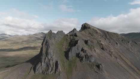 Vista-Al-Pico-Escarpado-De-La-Montaña,-Ruta-De-Senderismo-En-Islandia,-Hreggnasi,-Snaefellsness