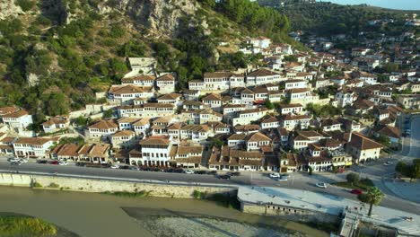 Weiße-Berat-Häuser-Im-Viertel-Mangalem-Mit-Geräumigen-Fenstern,-Ideal-Für-Tourismus,-Hotels-Und-Die-Malerische-Promenade-Am-Fluss-Osum