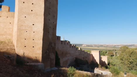 La-Antigua-Fortificación-De-Chellah:-Historia-Y-Naturaleza-Convergen-En-El-Desierto-De-Rabat.