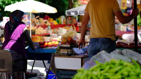 Menschen-Kaufen-Gemüse-Auf-Dem-Marktplatz-In-Birgi,-Türkei,-Unesco