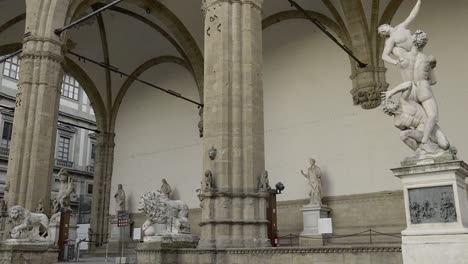 Loggia-Dei-Lanzi-Ist-Eine-Open-Air-Skulpturengalerie-Mit-Kunst-Der-Antike-Und-Renaissance-Auf-Der-Piazza-Della-Signoria,-Einem-Monumentalen-Platz-In-Florenz,-Italien