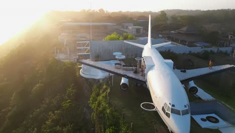 órbitas-Aéreas-Nueva-Atracción-Turística-De-Bali,-Villa-Jet-En-Un-Acantilado-Junto-Al-Mar