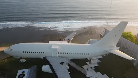 Touristen-Erkunden-Jet-Villa-Auf-Einer-Klippe-Am-Meer-Von-Bali,-Luftumlaufbahnen-Darüber