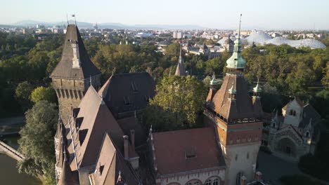 Schöne-Luftaufnahme-Der-Burg-Vajdahunyad-Im-Budapester-Stadtpark-An-Einem-Typischen-Tag