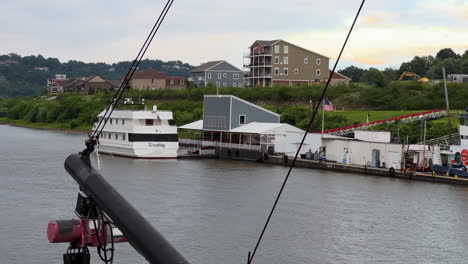Cincinnati-Cruceros-En-Barco-Por-El-Río-Ohio-En-Ohio,-Estados-Unidos