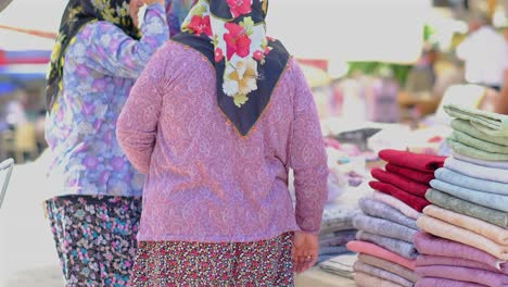 Frauen-Schauen-Sich-Handtücher-Auf-Dem-Marktplatz-An