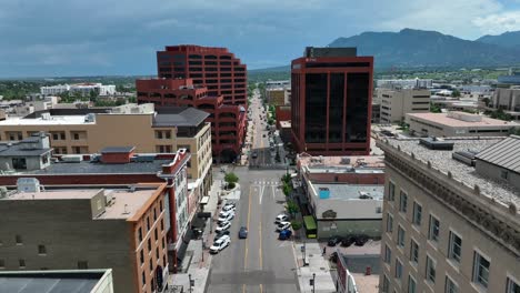 Aerial-descending-shot-above-main-street-in-downtown-Colorado-Springs,-CO