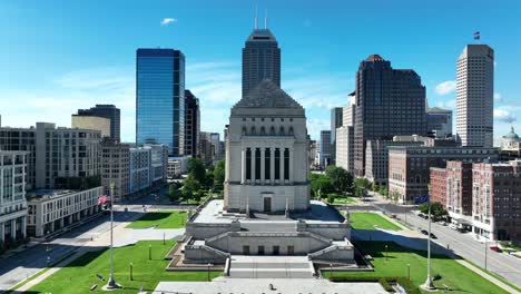 Memorial-De-La-Guerra-Mundial-En-El-Centro-De-Indianápolis,-Indiana.