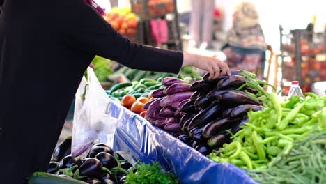Menschen-Kaufen-Gemüse-Auf-Dem-Marktplatz-In-Birgi-Unesco
