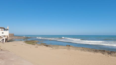 Strand-Von-Rabat:-Rettungsschwimmerturm-Mit-Blick-Auf-Das-Ruhige-Meer-Unter-Einem-Makellos-Blauen-Himmel-–-Panorama