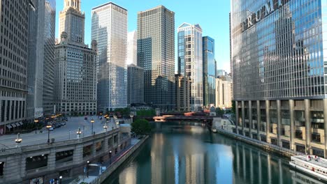 Trump-Tower-Y-Rascacielos-Del-Centro-De-La-Ciudad-A-Lo-Largo-Del-Río-Chicago-En-Chicago-Loop