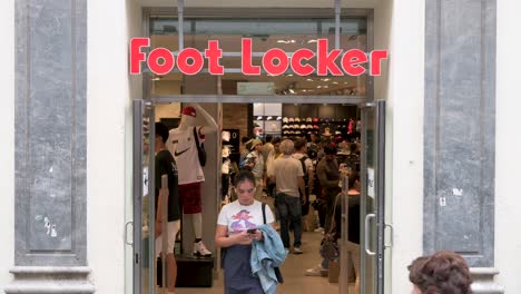 Los-Clientes-Compran-Bienes-E-Inventario-De-La-Multinacional-Estadounidense-Minorista-De-Ropa-Y-Calzado-Deportivo,-Foot-Locker,-Tienda.