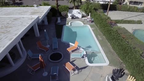 Das-Martini-Haus-In-Palm-Springs-–-Ein-Airbnb-Retro-Haus,-Das-Den-Hinterhof,-Die-Feuerstelle-Und-Den-Swimmingpool-Aus-Der-Luft-Zeigt