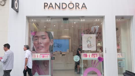 Käufer-Und-Fußgänger-Werden-Im-Dänischen-Schmuckhersteller-Und--händler-Pandora-Store-Gesehen