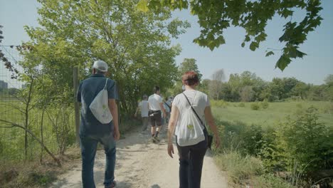 Gente-Caminando-En-El-Parque-En-La-Hermosa-Naturaleza-Bajo-La-Luz-Del-Sol