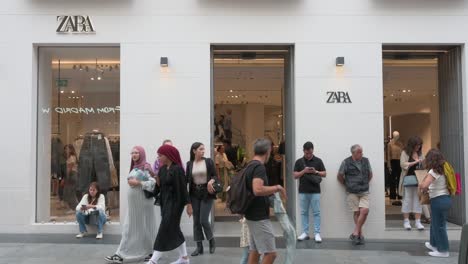 Los-Clientes-Son-Vistos-En-La-Multinacional-Española-De-Diseño-De-Ropa-De-Inditex,-Zara,-Tienda.