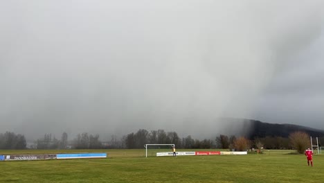 Starker-Regen-Und-Hagel-Bedrohen-Ein-Amateur-Fußballspiel-In-Deutschland