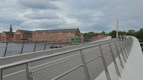 Fußgänger--Und-Fahrradbrücke-über-Einen-Kanal