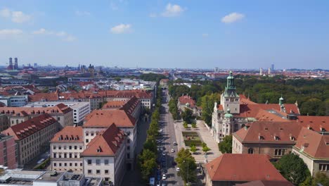 Majestuosa-Vista-Aérea-Superior-Vuelo-Calle-Carretera-Ciudad-Munich-Alemania-Museo-Nacional-Bávaro,-Verano-Soleado-Cielo-Nublado-Día-23